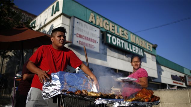 Un homme vend des repas à Los Angeles. Près de la moitié de la population de cette ville est originaire d'Amérique latine. Un homme vend des repas à Los Angeles. Près de la moitié de la population de cette ville est originaire d'Amérique latine.