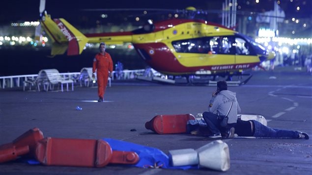 Un hélicoptère-ambulance arrive sur les lieux de l'attaque au camion de Nice.