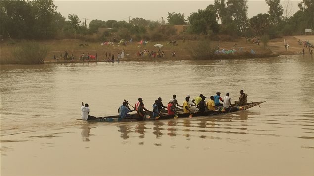 Traversée en pirogue entre Ndioum Walo, le village natal de Mikaïlou, et Ndioum Diery, au Sénégal.