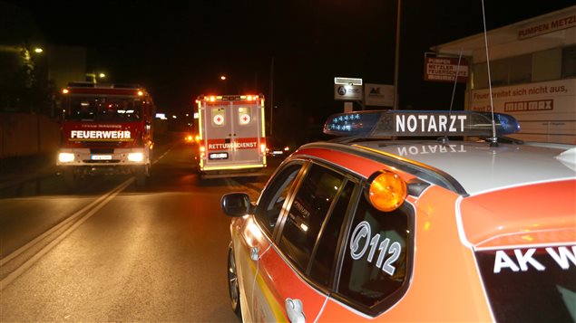 Les services d'urgence près du train à bord duquel un homme a attaqué des passagers à la hache et au couteau. Les services d'urgence près du train à bord duquel un homme a attaqué des passagers à la hache et au couteau.