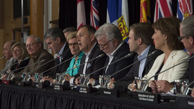 Les premiers ministres des provinces et des territoires en conférence de presse à Whitehorse, au Yukon Les premiers ministres des provinces et des territoires en conférence de presse à Whitehorse, au Yukon