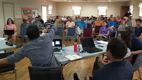 Une rencontre de pêcheurs et de responsables d'un projet d'énergie marémotrice dans la baie de Fundy Une rencontre de pêcheurs et de responsables d'un projet d'énergie marémotrice dans la baie de Fundy