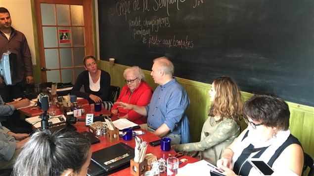 Suzanne Tremblay était présente au point de presse de Jean-François Lisée à Rimouski. Suzanne Tremblay était présente au point de presse de Jean-François Lisée à Rimouski.