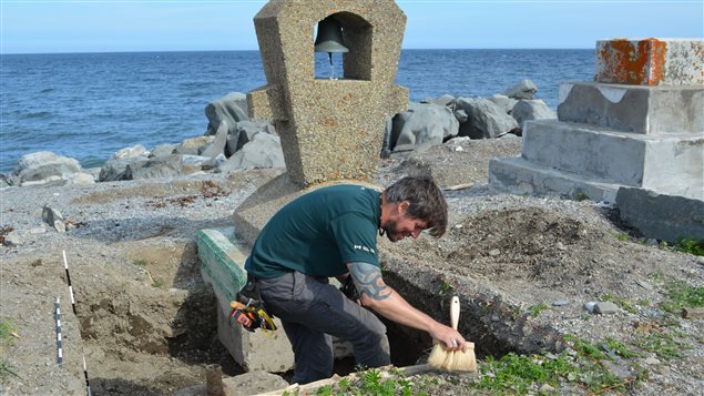 La cloche et le Monument-aux-Irlandais doivent être déplacés. La cloche et le Monument-aux-Irlandais doivent être déplacés.