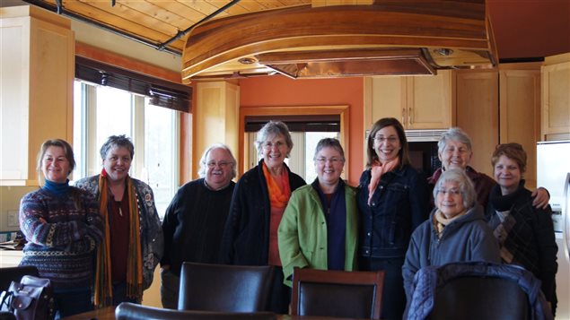 Un groupe de Saanich, une petite ville au nord de Victoria, visite la maison commune, en compagnie de Margaret Critchlow (4e à partir de la gauche) et Natalie Abran (complètement à droite). Un groupe de Saanich, une petite ville au nord de Victoria, visite la maison commune, en compagnie de Margaret Critchlow (4e à partir de la gauche) et Natalie Abran (complètement à droite).