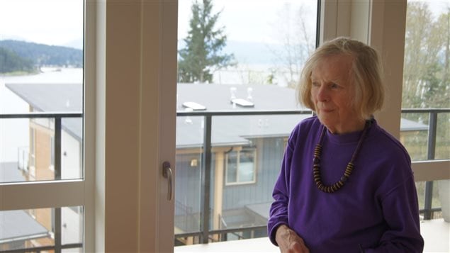Alice Maclean dans son appartement encore vide. Alice Maclean dans son appartement encore vide.