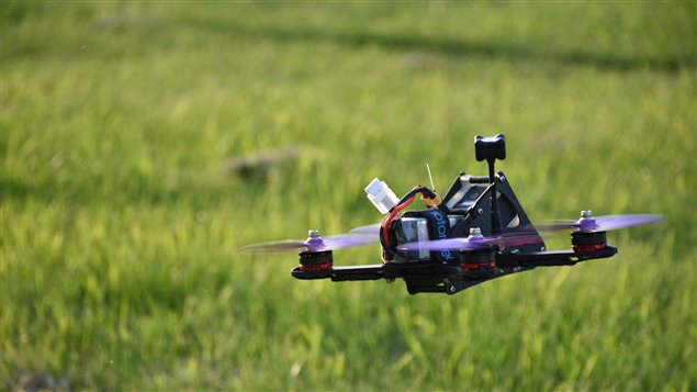 Un drone récréatif quitte le sol.