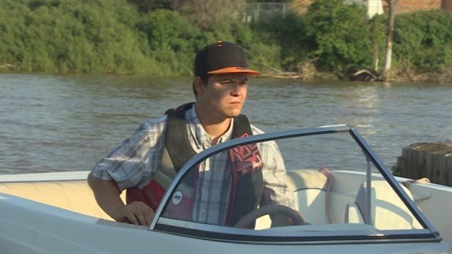 Kyle Kematch aux commandes d'un bateau lors d'une opération de dragage de la rivière Rouge. Kyle Kematch aux commandes d'un bateau lors d'une opération de dragage de la rivière Rouge.