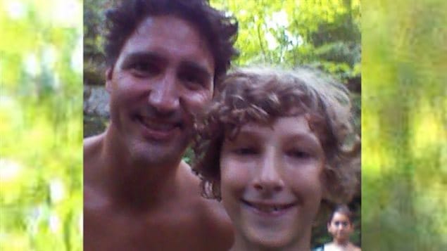 Le jeune Alexander Godby pose avec le premier ministre Justin Trudeau à la fin juillet 2016 au Parc de la Gatineau. Le jeune Alexander Godby pose avec le premier ministre Justin Trudeau à la fin juillet 2016 au Parc de la Gatineau.