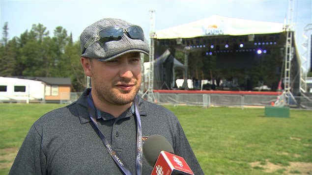 Le directeur musical du festival Innu Nikamu, Kim Fontaine, devant la scène où se produisent les musiciens. Le directeur musical du festival Innu Nikamu, Kim Fontaine, devant la scène où se produisent les musiciens.