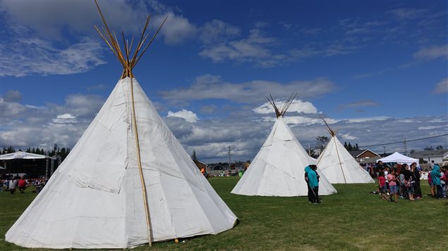 Des tipis au Festival Innu Nikamu, dans la communauté innue de Maliotenam Des tipis au Festival Innu Nikamu, dans la communauté innue de Maliotenam