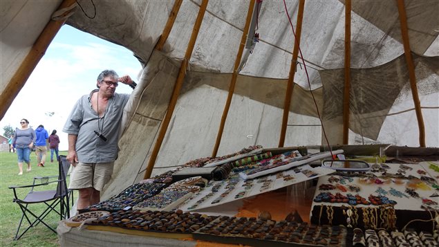 Un commerçant vend ses bijoux dans un tipi. Un commerçant vend ses bijoux dans un tipi.