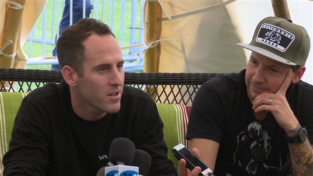 Le batteur de la formation Simple Plan, Chuck Comeau, et le chanteur, Pierre Bouvier. Le batteur de la formation Simple Plan, Chuck Comeau, et le chanteur, Pierre Bouvier.