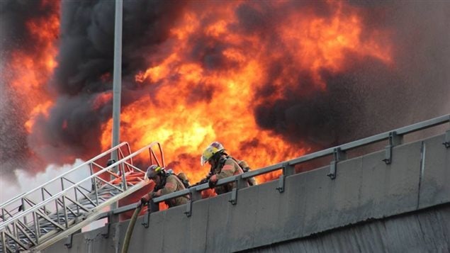 Des pompiers combattent l'incendie sur l'autoroute métropolitaine Des pompiers combattent l'incendie sur l'autoroute métropolitaine