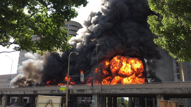 Camion-citerne en feu sur l'autoroute métropolitaine à Montréal