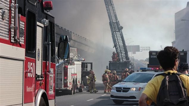 Des pompiers combattent l'incendie sur l'autoroute métropolitaine Des pompiers combattent l'incendie sur l'autoroute métropolitaine