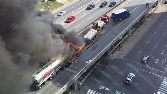 Incendie sur l'autoroute métropolitaine Incendie sur l'autoroute métropolitaine