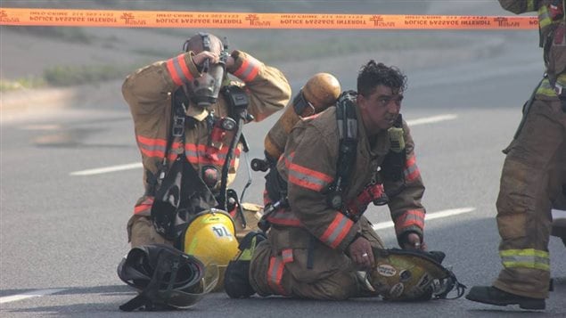 Des pompiers combattent l'incendie sur l'autoroute métropolitaine Des pompiers combattent l'incendie sur l'autoroute métropolitaine