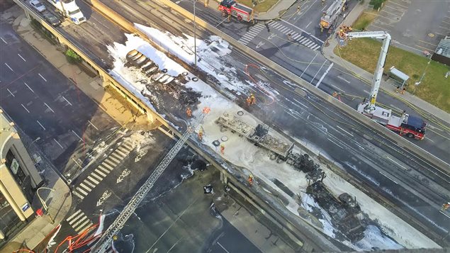 Des images de l'intervention des services de secours, quelque temps après que l'incendie eût été maîtrisé. Des images de l'intervention des services de secours, quelque temps après que l'incendie eût été maîtrisé.