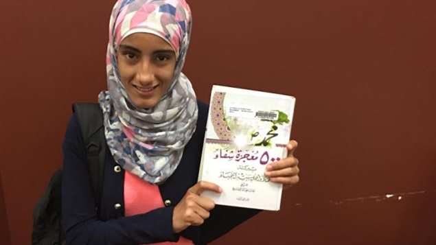 Les jeunes réfugiés syriens ont rarement eu accès à l'école pendant la guerre en Syrie et les bibliothèques permettent de rattraper ce temps perdu. Les jeunes réfugiés syriens ont rarement eu accès à l'école pendant la guerre en Syrie et les bibliothèques permettent de rattraper ce temps perdu.