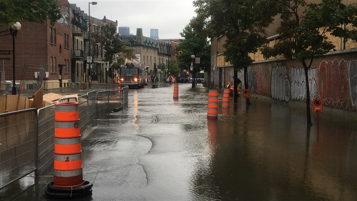 La rue Saint-Jacques est partiellement inondée.