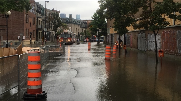 La rue Saint-Jacques est partiellement inondée. La rue Saint-Jacques est partiellement inondée.