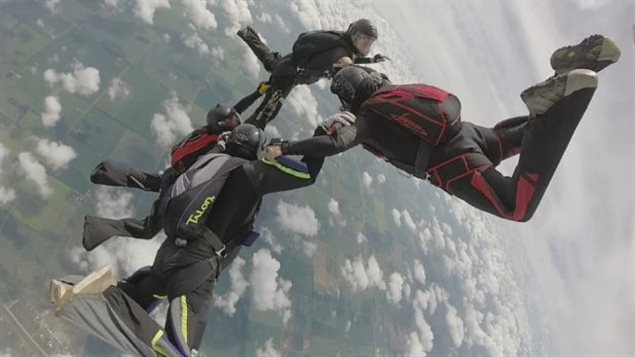 Un parachutiste meurt lors d'une compétition 160814_ac1w9_parachutisme-edmonton_sn635