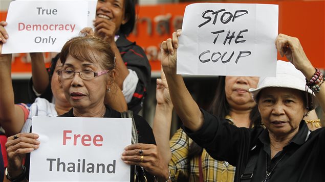 Des femmes manifestent à Bangkok en 2014. Des femmes manifestent à Bangkok en 2014.