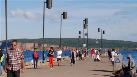 Touristes sur le quai de Percé Touristes sur le quai de Percé