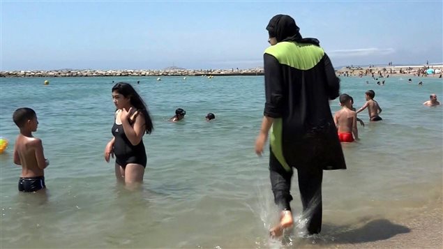 Une femme porte le burkini. Une femme porte le burkini.