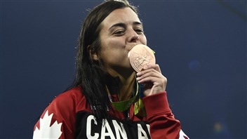 Meaghan Benfeito embrasse sa médaille de bronze Meaghan Benfeito embrasse sa médaille de bronze