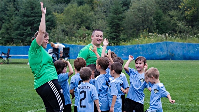 Manon est aussi l'entraineuse de l'équipe de soccer de Marc-Antoine. Manon est aussi l'entraineuse de l'équipe de soccer de Marc-Antoine.