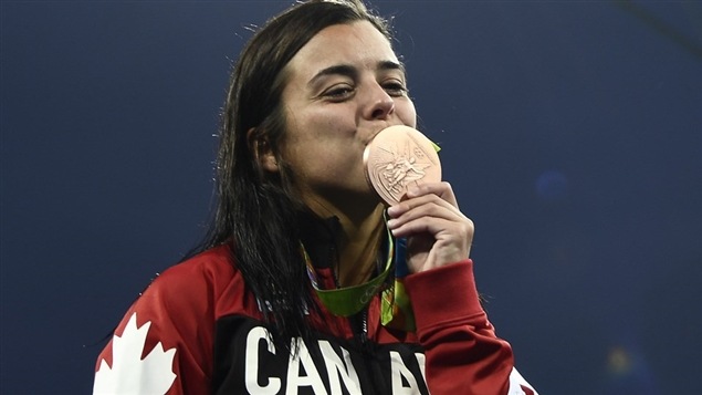 Meaghan Benfeito embrasse sa médaille de bronze