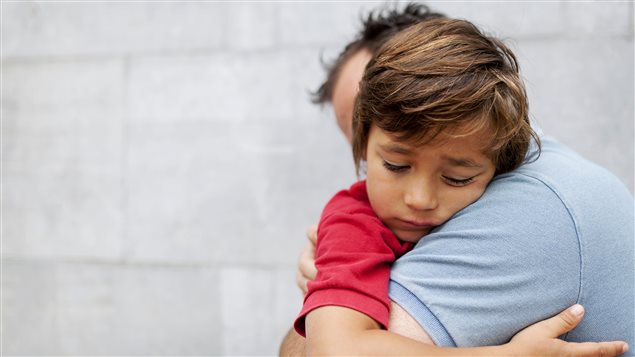 Un père dit au revoir à son fils. Un père dit au revoir à son fils.