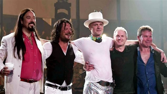 Les membres de Tragically Hip réunis au terme du dernier concert de leur tournée à Kingston Les membres de Tragically Hip réunis au terme du dernier concert de leur tournée à Kingston