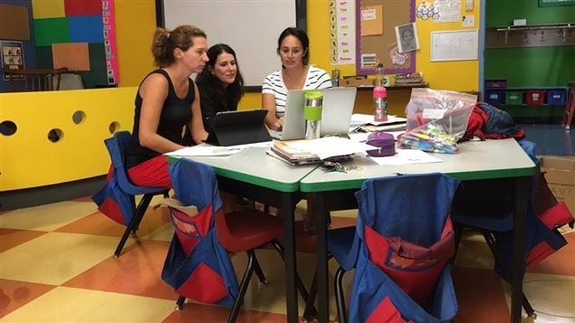 Les professeurs de l'école Vision se préparent pour une rentrée hâtive considérant le nouveau calendrier scolaire. Les professeurs de l'école Vision se préparent pour une rentrée hâtive considérant le nouveau calendrier scolaire.