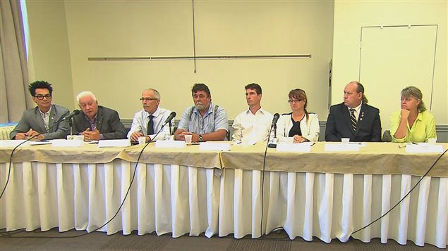 Les huit maires lors de la conférence de presse à Montréal. Les huit maires lors de la conférence de presse à Montréal.