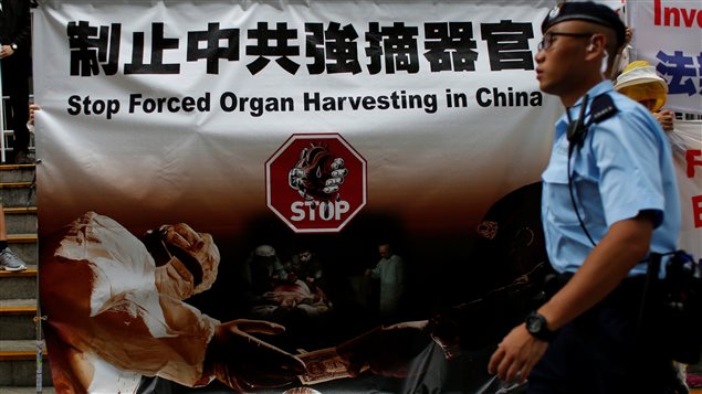 Une banderole de protestation contre le trafic d’organes affichée à l’extérieur du Congrès international de la Société de transplantation, à Hong Kong, en Chine, le 18 août dernier.