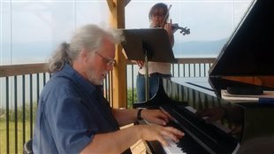 La violoniste Roxane Del accompagnée par Guy St-Onge au piano La violoniste Roxane Del accompagnée par Guy St-Onge au piano