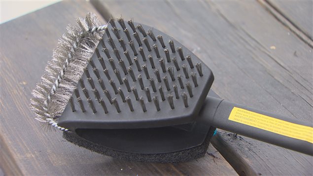 Les poils de métal peuvent se détacher de la brosse et se retrouver dans les aliments, causant des risques de blessures. Les poils de métal peuvent se détacher de la brosse et se retrouver dans les aliments, causant des risques de blessures.