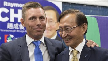 Le leader du parti conservateur ontarien, Patrick Brown, en compagnie du nouveau député de Scarborough-Rouge River, Raymond Cho. Le leader du parti conservateur ontarien, Patrick Brown, en compagnie du nouveau député de Scarborough-Rouge River, Raymond Cho.