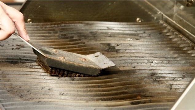 Une simple brosse à barbecue en métal peut vous mener à l'hôpital Une simple brosse à barbecue en métal peut vous mener à l'hôpital