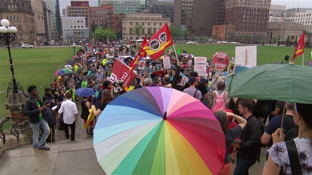 Des centaines de personnes avaient manifesté à Ottawa, en mai 2015, pour dénoncer le projet de loi C-51. Des centaines de personnes avaient manifesté à Ottawa, en mai 2015, pour dénoncer le projet de loi C-51.