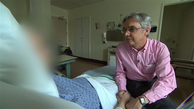 Le docteur Alain Naud avec un patient Le docteur Alain Naud avec un patient