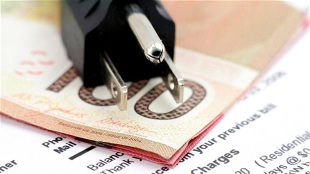 Un prise électrique, des billets et une facture Un prise électrique, des billets et une facture
