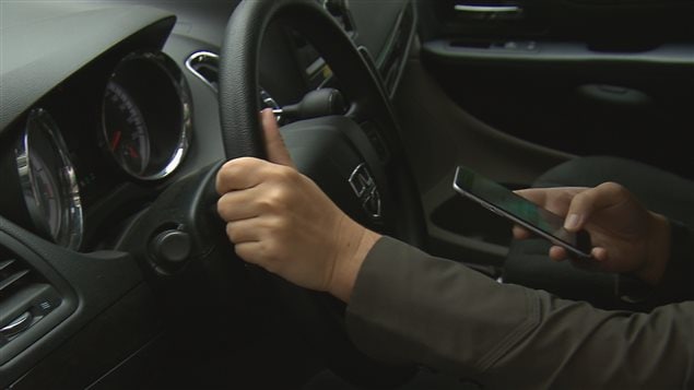 Des opérations policières sont menées contre l'utilisation du cellulaire au volant.