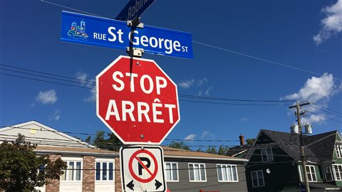 Panneau de signalisation sur la rue St-Georges à Moncton Panneau de signalisation sur la rue St-Georges à Moncton