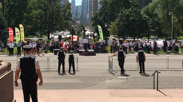 Des gens manifestent contre le programme d'éducation sexuelle de la province devant Queen's Park. Des gens manifestent contre le programme d'éducation sexuelle de la province devant Queen's Park.