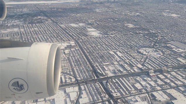 Un avion survole Montréal Un avion survole Montréal