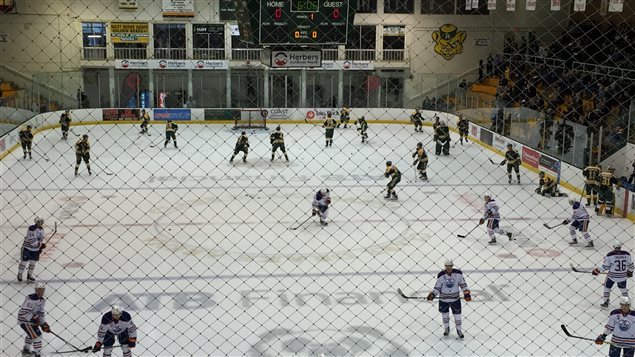 Les recrues des Oilers et les joueurs des Golden Bearsm au cours de la période d'échauffement Les recrues des Oilers et les joueurs des Golden Bearsm au cours de la période d'échauffement